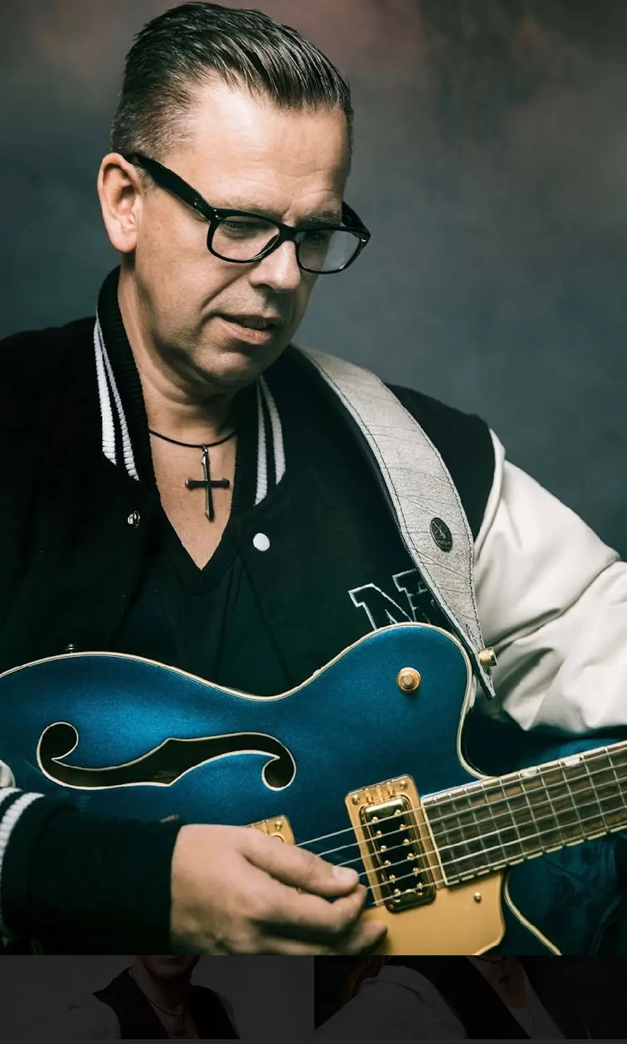 Stephan Friedrichs spielt Gitarre