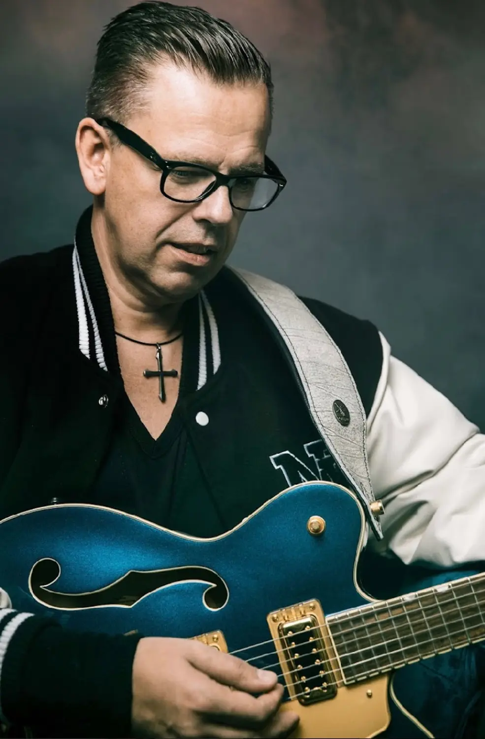 Stephan Friedrichs spielt Gitarre