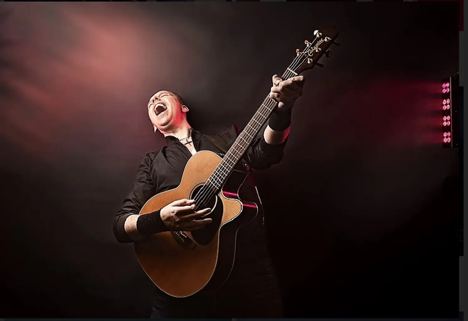 Stephan Friedrichs spielt Gitarre